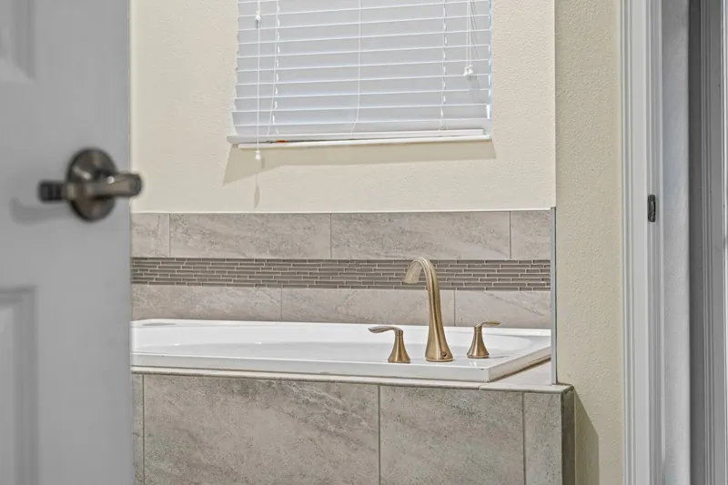Bathroom soaking tub