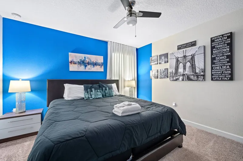 Blue New York-themed bedroom